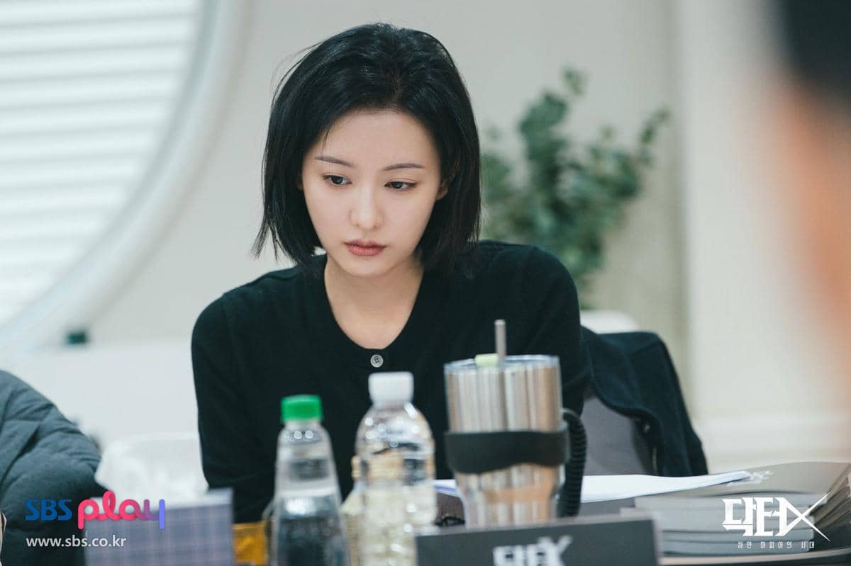 Para pemain dan kru drama Doctor X mengikuti pembacaan naskah bersama di ruang pertemuan produksi SBS.