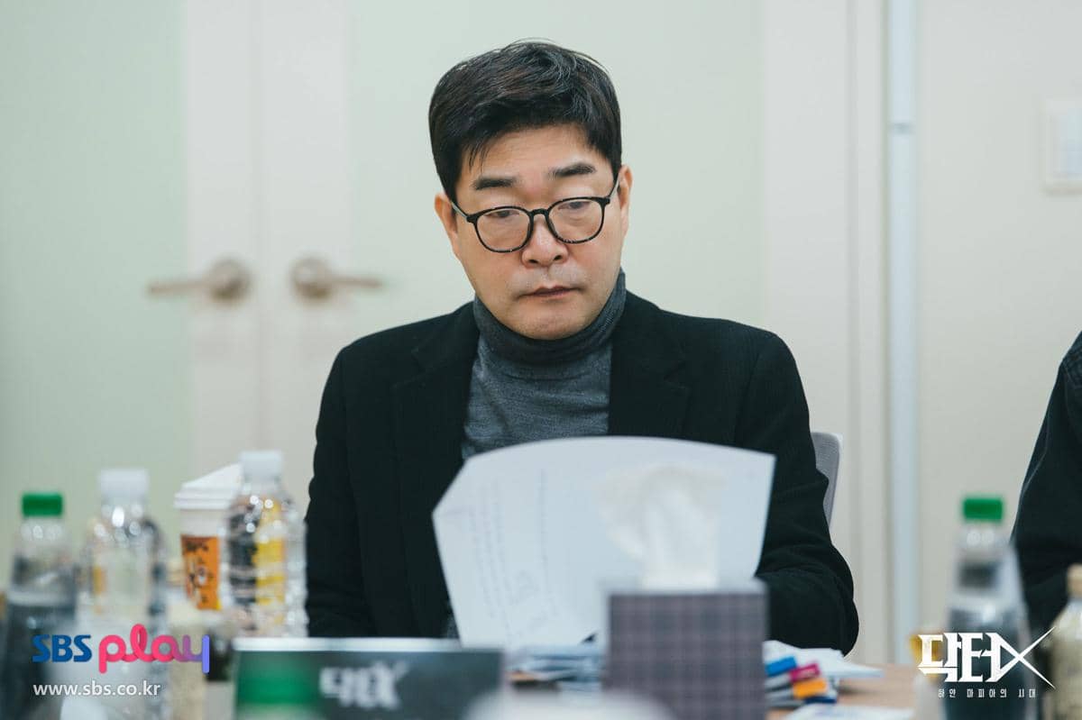 Para pemain dan kru berkumpul mengelilingi meja saat pembacaan naskah drama Korea Doctor X produksi SBS.