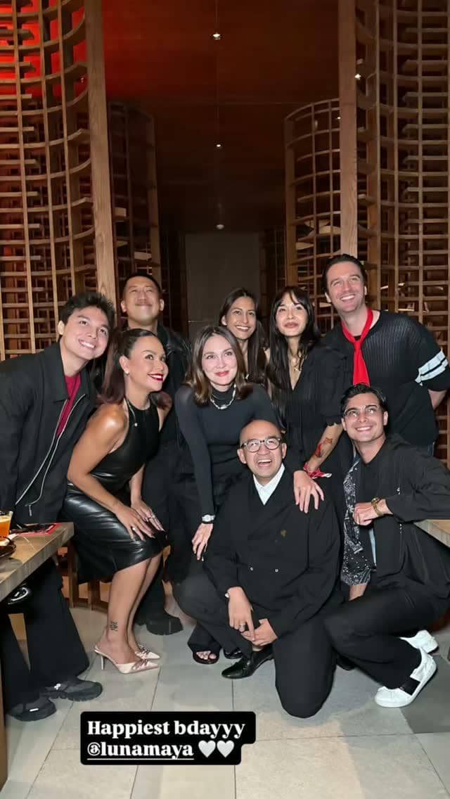 Sejumlah artis menghadiri makan malam ulang tahun Luna Maya dan berpose bersama dalam suasana perayaan.