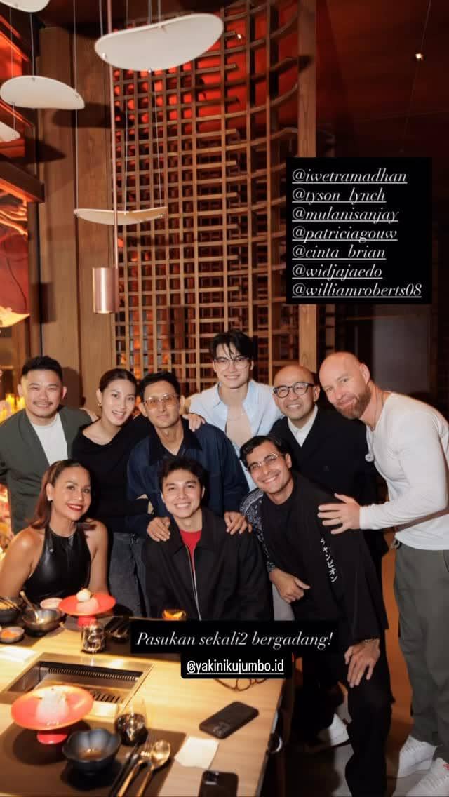 Sejumlah artis berpose bersama saat menghadiri makan malam perayaan ulang tahun Luna Maya dalam suasana hangat.