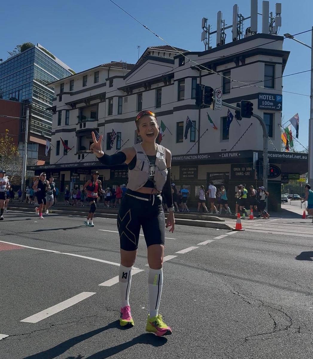 Acha Septriasa saat mengikuti ajang lari Sydney Marathon 2026, seperti dibagikan melalui akun Instagramnya.