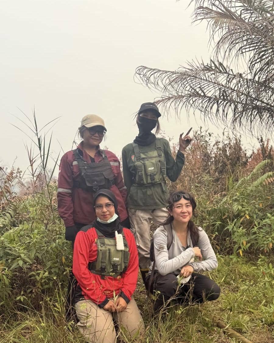 Sherina Munaf menjadi relawan dalam kegiatan penanganan kebakaran di Kalimantan yang dibagikan di Instagram.