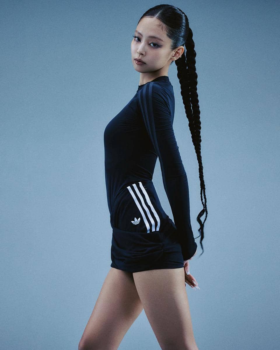 Materi promosi koleksi kolaborasi JENNIE dan Adidas Originals berkonsep Functional Grace dengan nuansa sporty.
