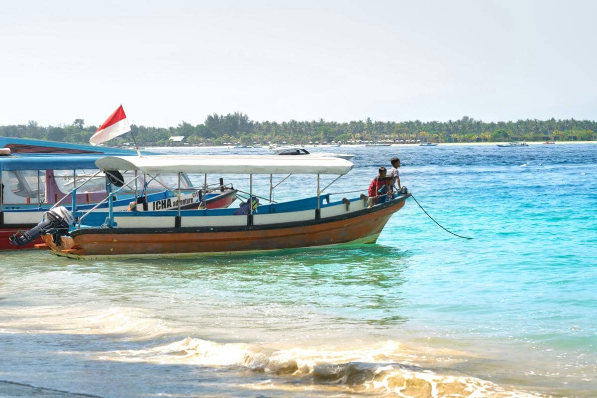 ilustrasi perahu untuk menjelajah pulau