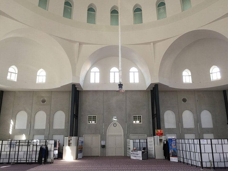 Pemandangan aula salat di dalam Westermoskee.