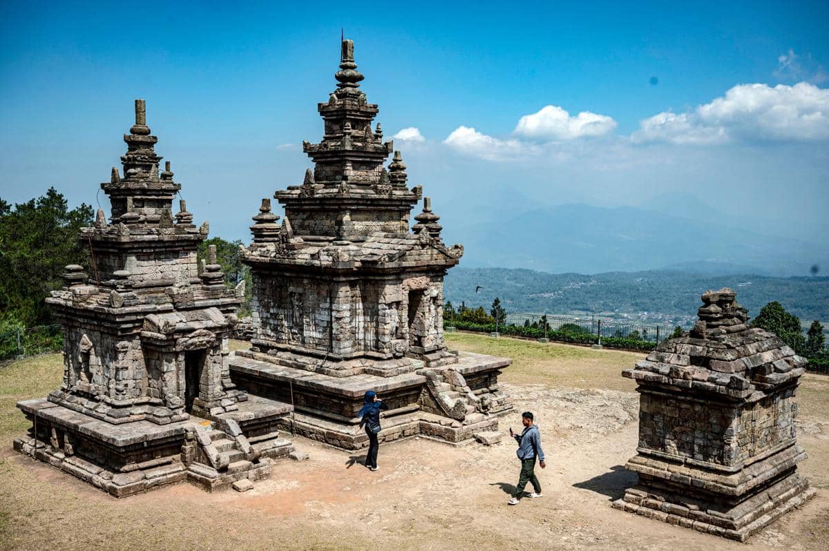 Wisatawan berkunjung di obyek wisata cagar budaya Candi Gedongsongo, Bandungan, Kabupaten Semarang, Jawa Tengah, Selasa (25/8/2026). (ANTARA