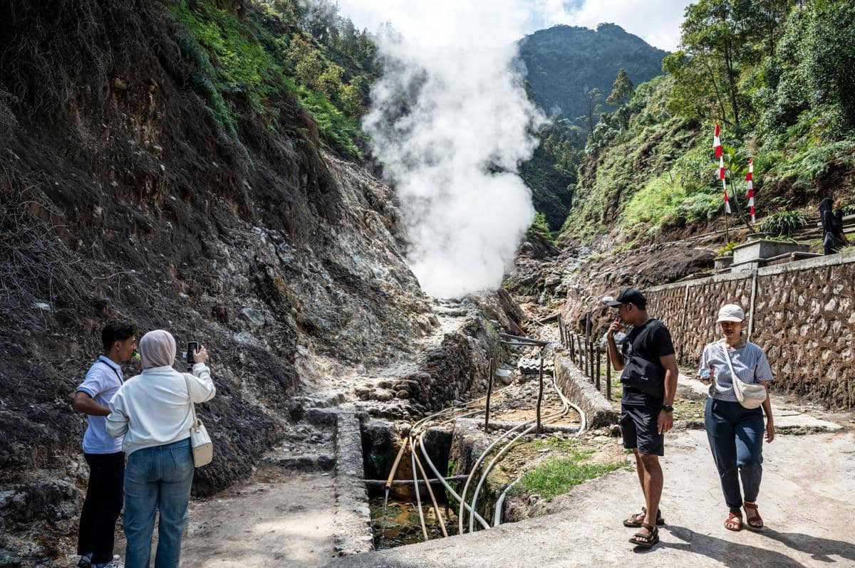 Sejumlah wisatawan melihat semburan uap belerang yang keluar dari kawah di lereng Gunung Ungaran, Bandungan, Kabupaten Semarang, Jawa Tengah