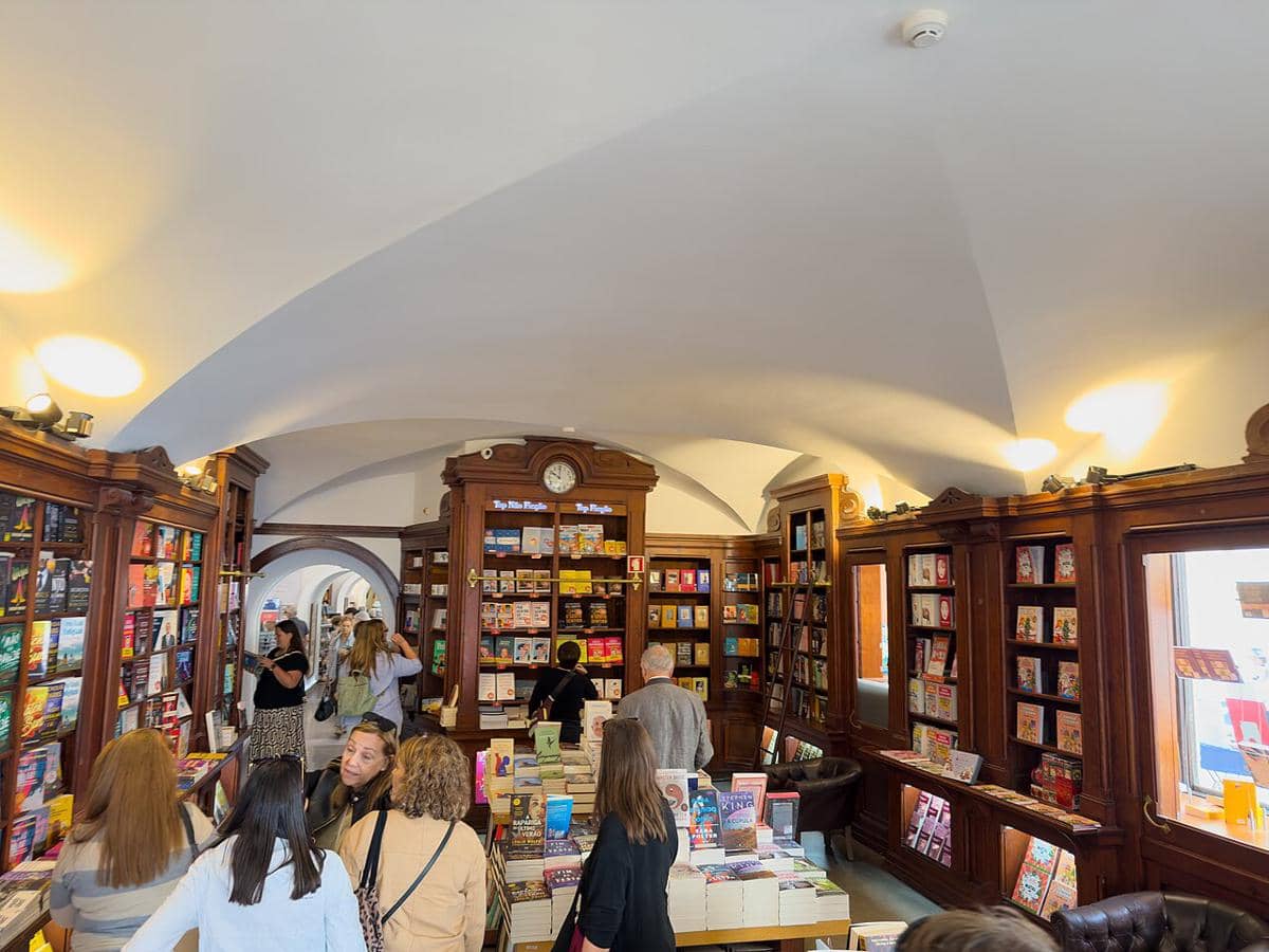 Toko buku bersejarah Livraria Bertrand yang terletak di distrik Chiado, Lisbon, Portugal.