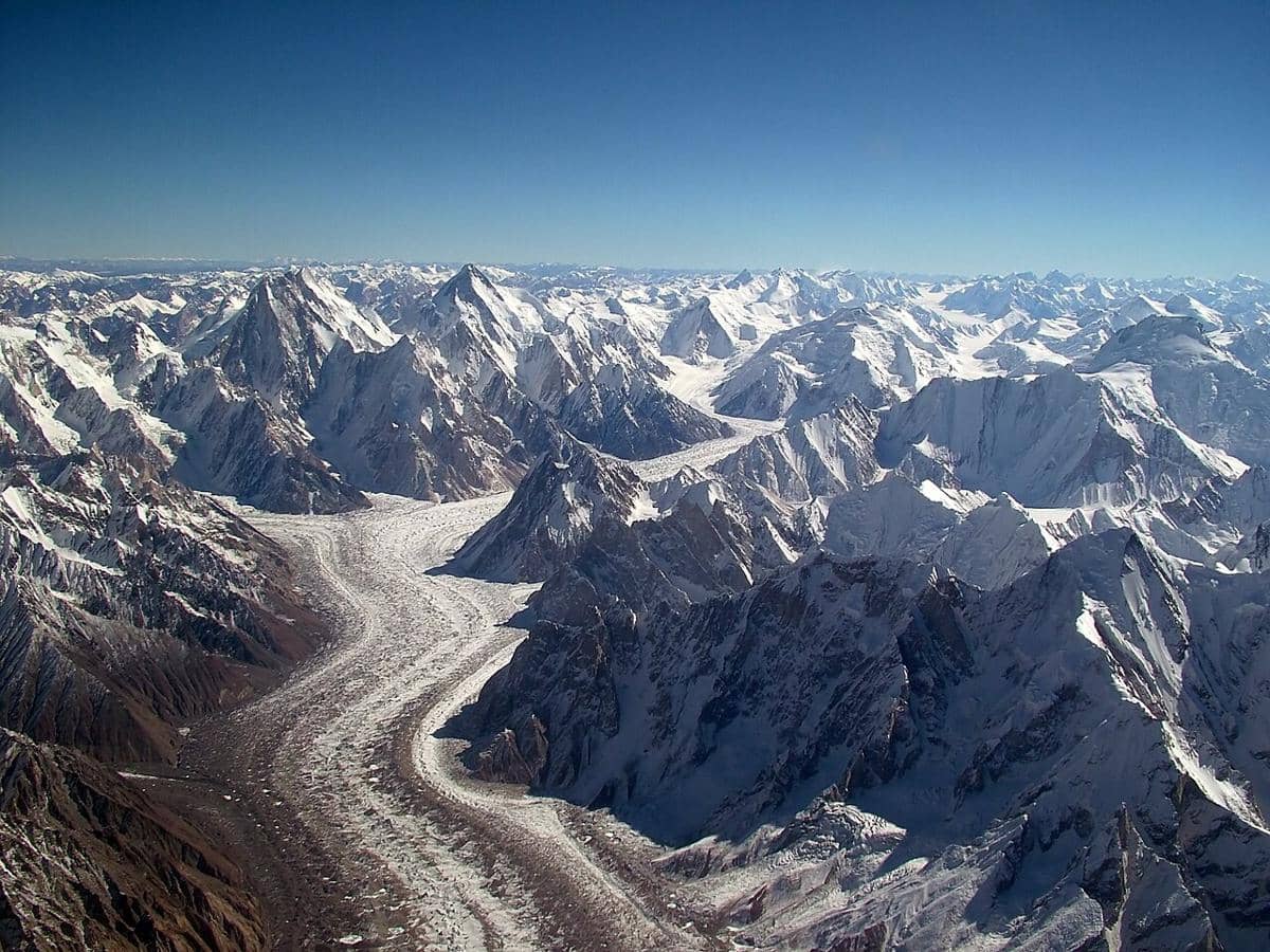 Gasherbrum I terhubung dengan Gletser Baltoro, gletser terkenal di wilayah Karakoram