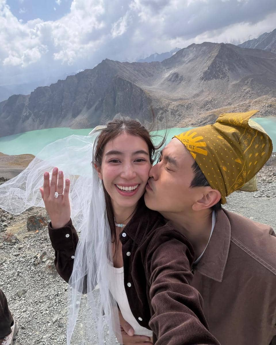 Potret Mint Chalida saat dilamar kekasihnya dalam momen pertunangan yang dibagikan melalui Instagram.