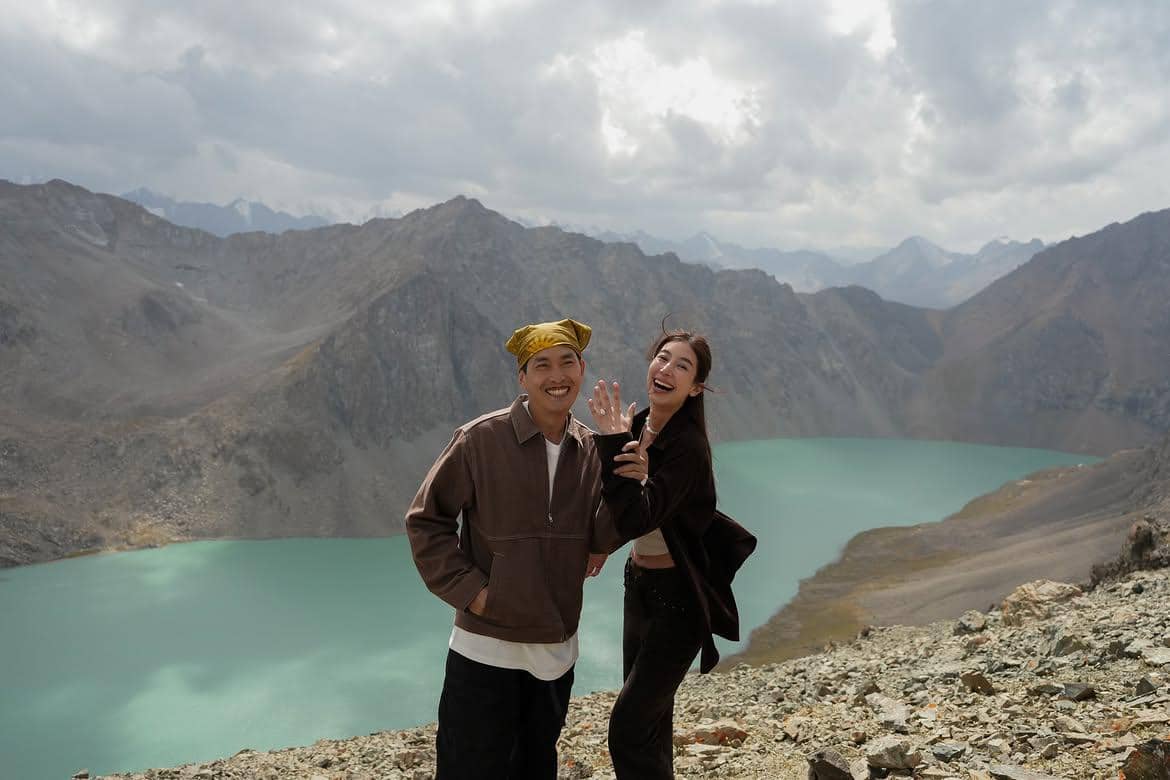 12 Tahun Pacaran, Aktris Thailand Mint Chalida Dilamar Kekasih di Kyrgyzstan