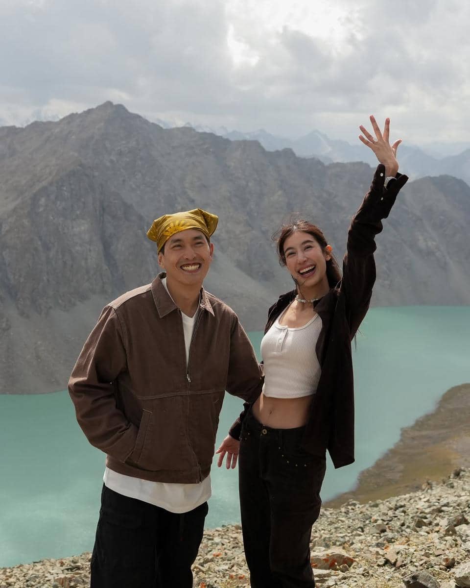 Potret Mint Chalida saat dilamar kekasihnya dalam momen pertunangan yang dibagikan melalui Instagram.