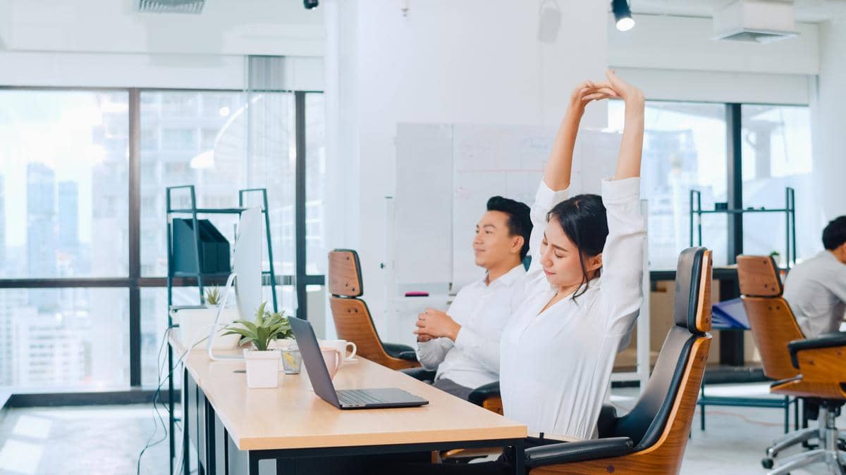 5 Cara Tetap Aktif meski Seharian Bekerja di Depan Laptop