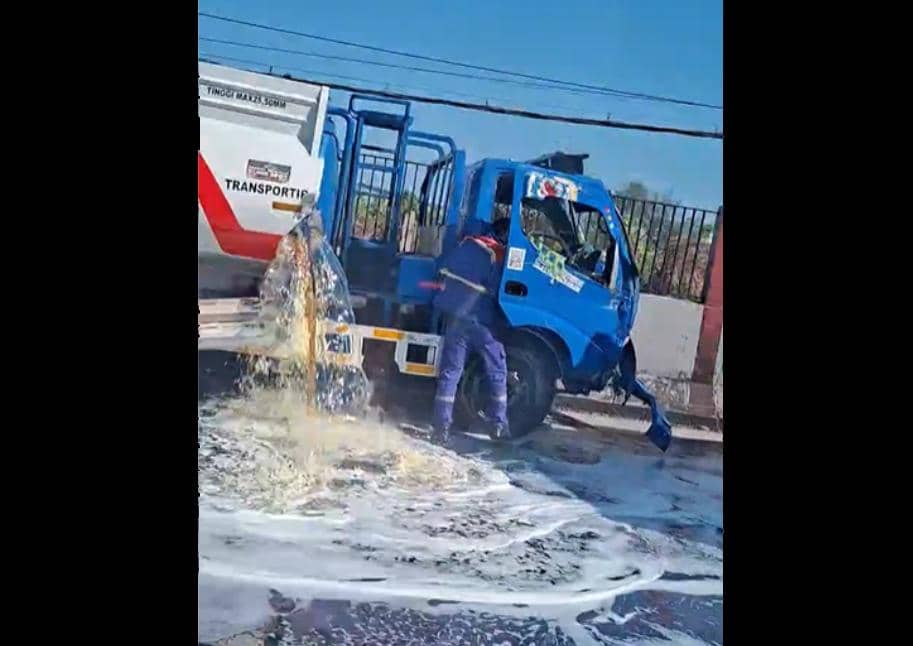 Truk tangki bermuatan Bahan Bakar Minyak (BBM) solar mengalami kecelakaan di depan Gerbang Tol Tamalanrea di Makassar, Rabu (2/9/2026). (Dok