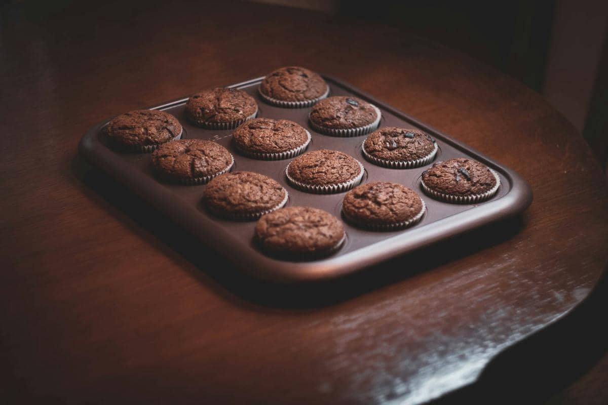 Ilustrasi proses membuat muffin, hidangan panggang berukuran kecil yang dapat disajikan sebagai camilan.