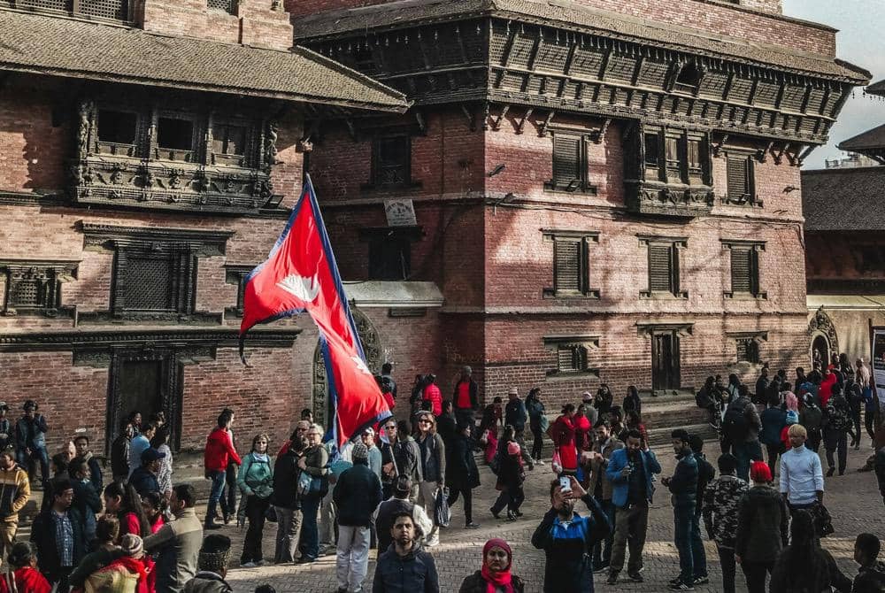 ilustrasi bendera Nepal dikibarkan di jalanan