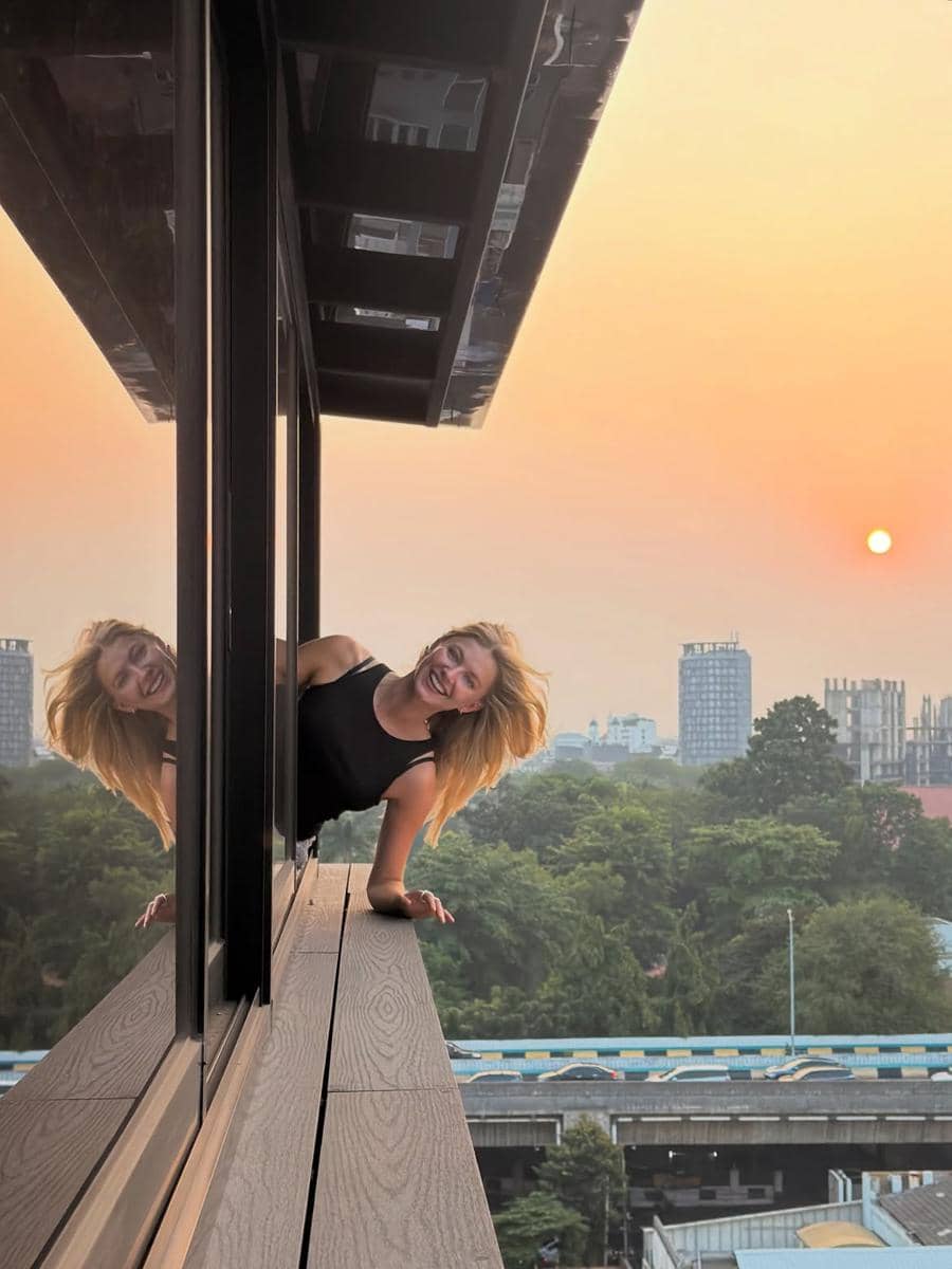 Potret Astrid S saat berjalan-jalan di Jakarta, dibagikan melalui unggahan akun Instagram pribadinya.