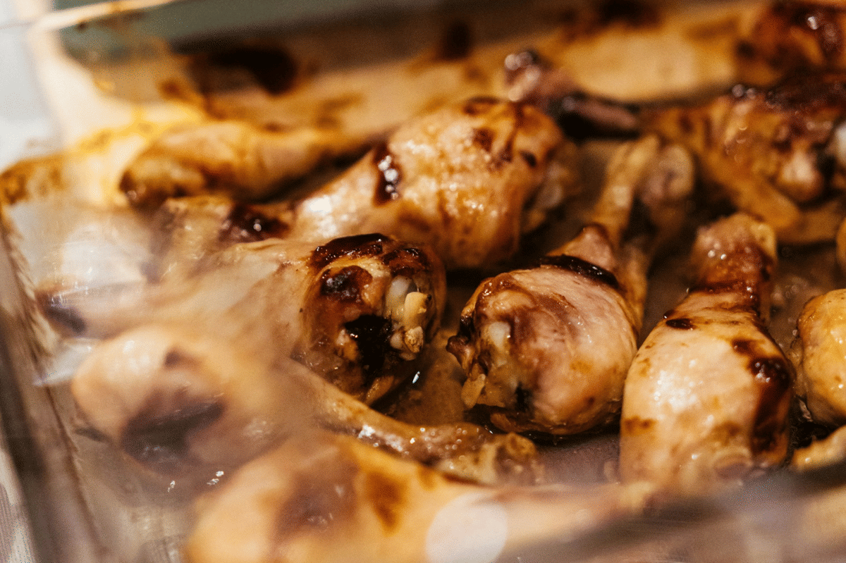 Ilustrasi proses membuat pollo al ajillo, hidangan ayam berbumbu bawang putih yang disajikan di atas piring.