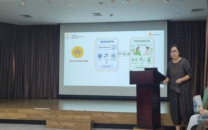 Dosen Bahasa dan Kebudayaan Korea, Departemen Linguistik, Universitas Indonesia, Usmi, memberikan materi dalam kuliah umum "Pragmatik Bahasa Korea: Memahami Ungkapan Negasi” di Korean Cultural Center Indonesia, Jakarta. (Dok. Pribadi)
