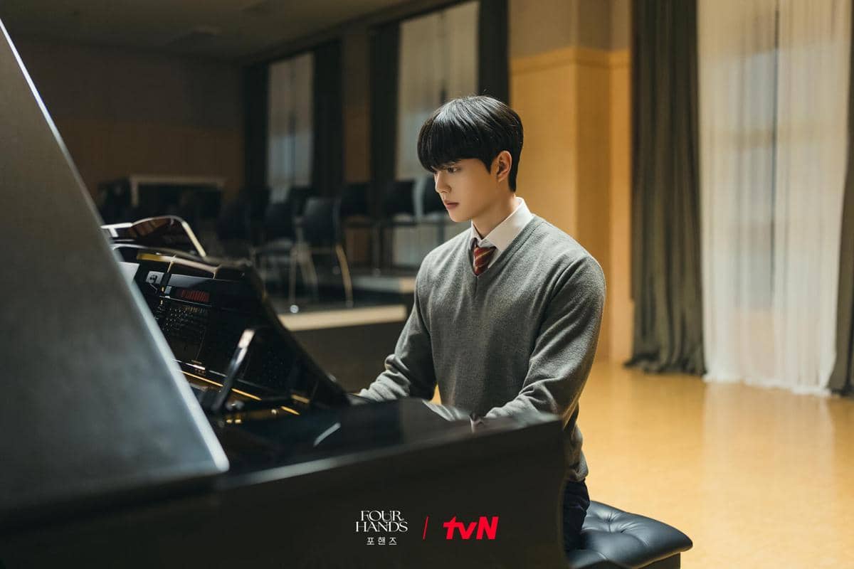 Cuplikan adegan dari drama tvN Four Hands, Two Sonatas, sebagaimana tercantum dalam materi promosi resmi.