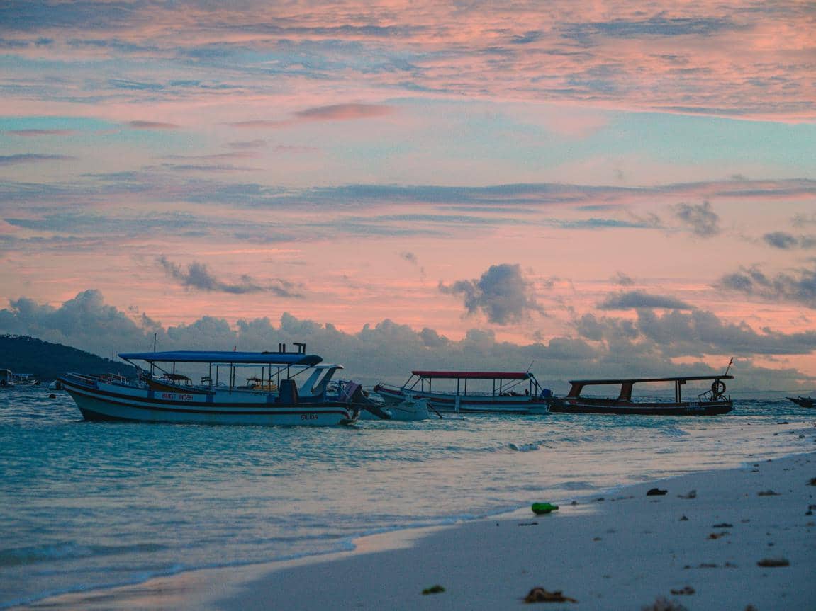 ilustrasi suasana sore di pantai