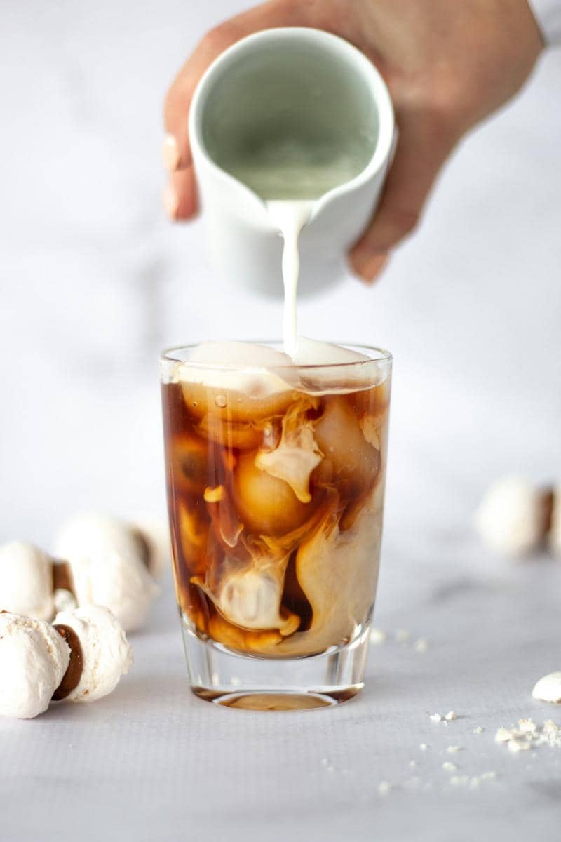 ilustrasi hojicha milk tea 