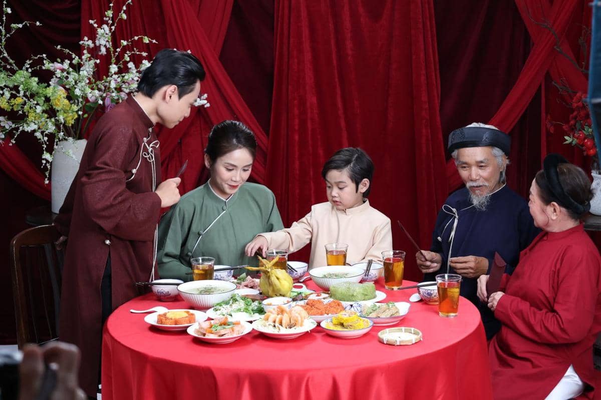 ilustrasi makan bersama keluarga saat Festival Mid-Autumn