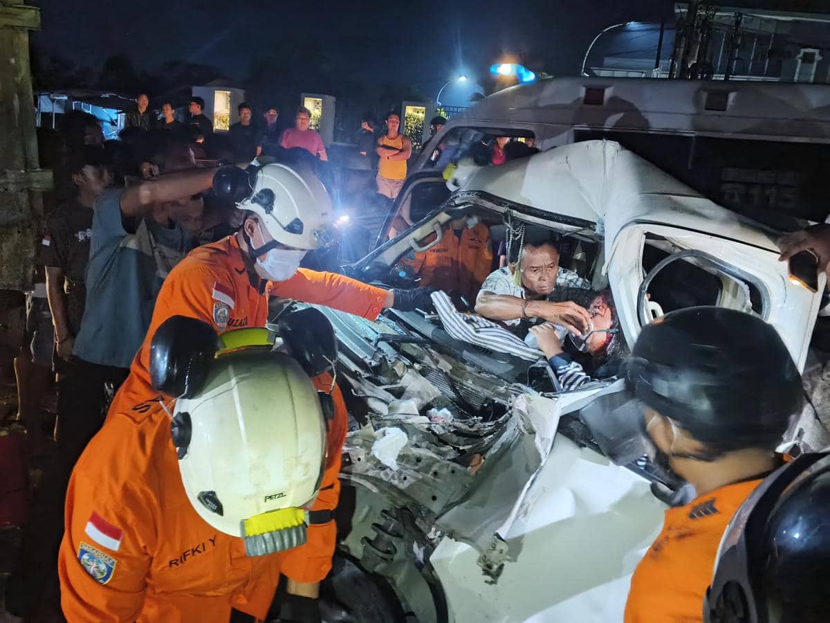 Dramatis! Evakuasi 2 Orang Terjepit dalam GrandMax Usai Tabrak Truk