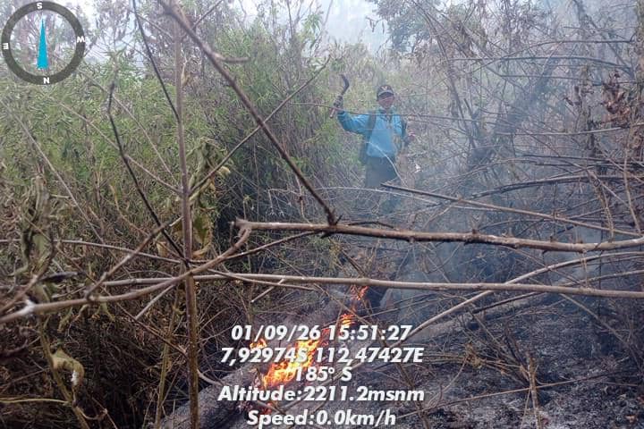 Asap putih mengepul dari kebakaran hutan dan lahan di kawasan Gunung Buthak, Kabupaten Malang, di lereng pegunungan.