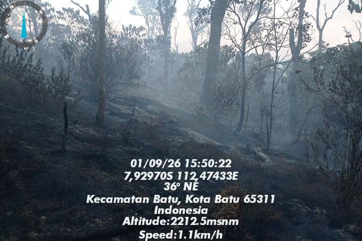 Asap mengepul dari kebakaran hutan dan lahan di kawasan Gunung Buthak, Kabupaten Malang, menurut dokumentasi BPBD.
