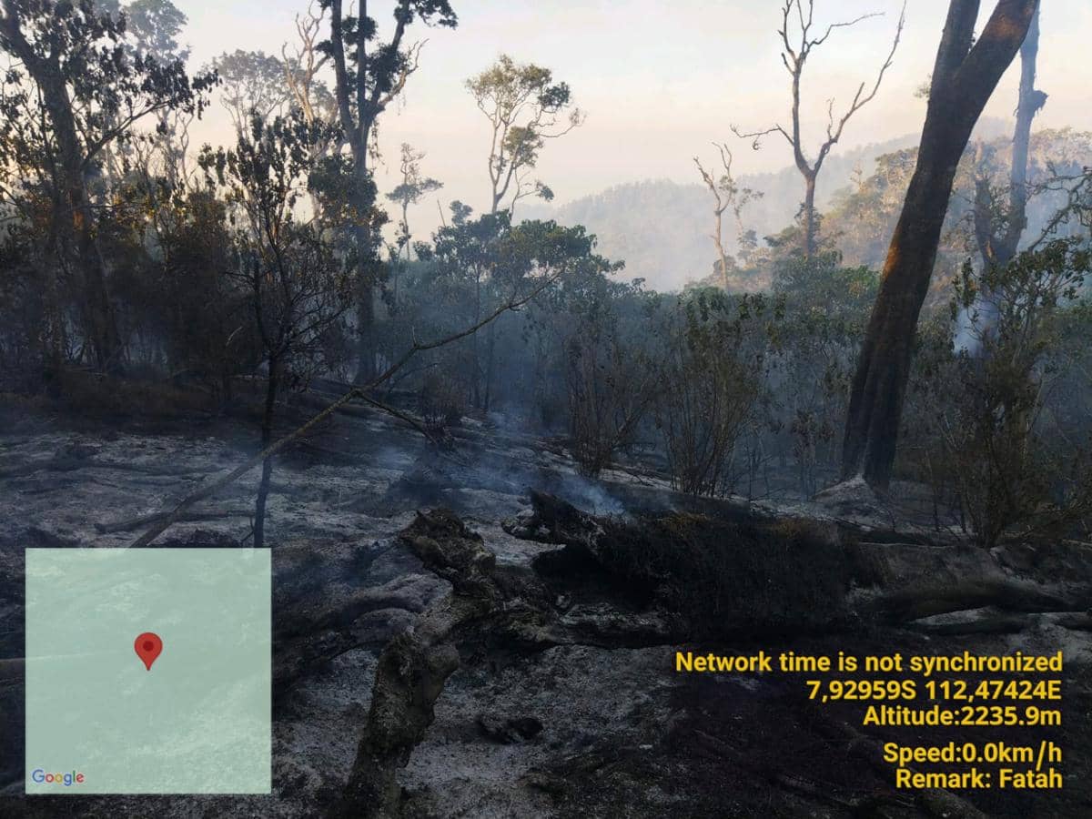 Asap membubung dari kebakaran hutan dan lahan di kawasan Gunung Buthak, Kabupaten Malang, dalam dokumentasi BPBD.