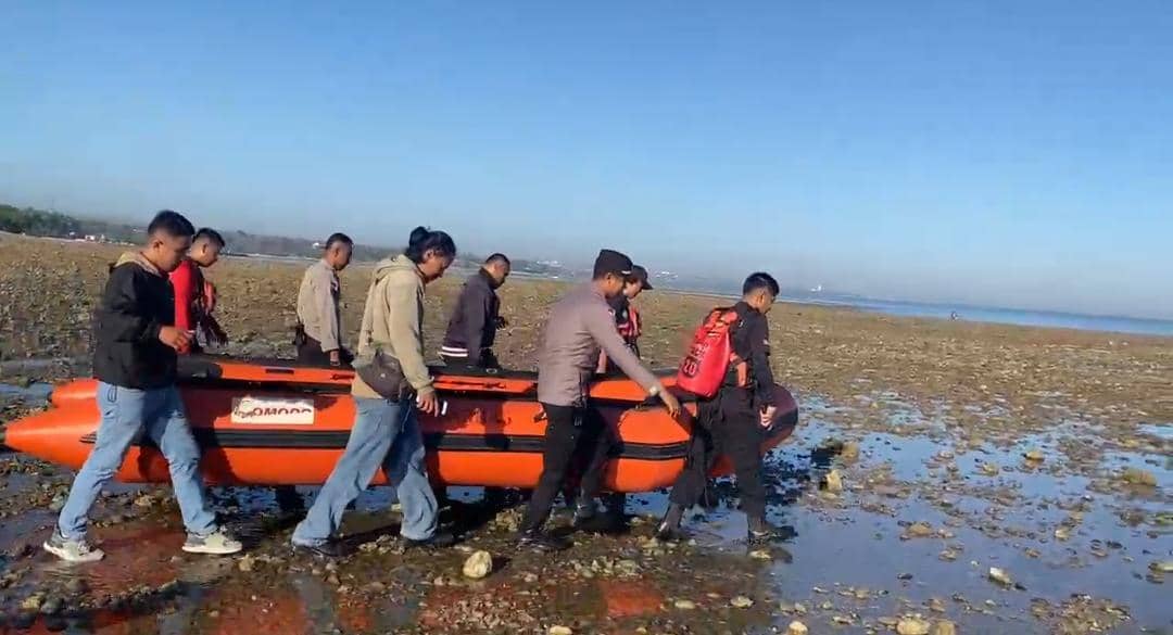 Jenazah yang ditemukan di jaring nelayan dalam penanganan Basarnas Kupang di wilayah perairan Kupang.