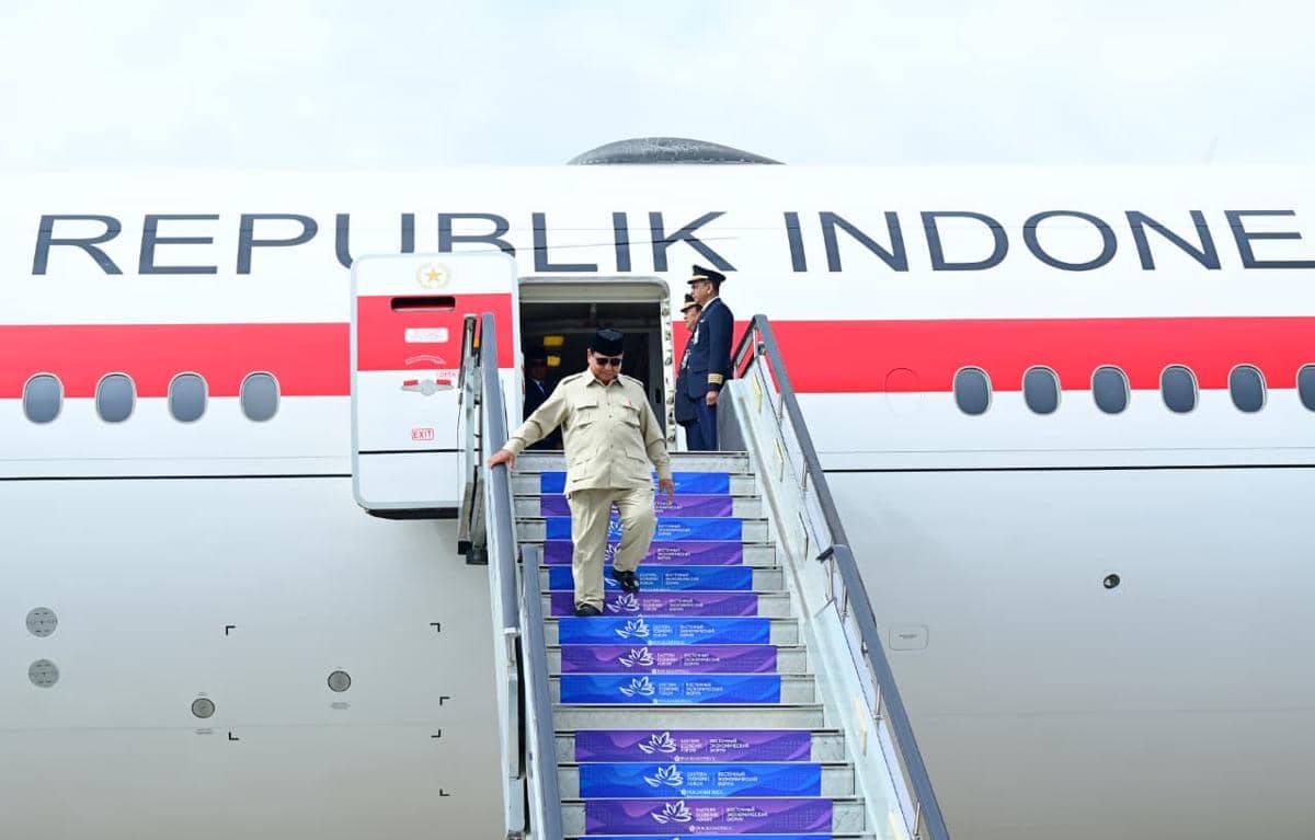 Jadi Tamu Kehormatan di Forum Ekonomi, Prabowo Tiba di Rusia