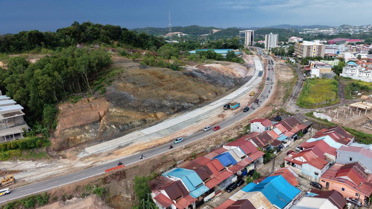 Proyek peningkatan Jalan Gajah Mada di Batam oleh PT Waskita Karya Infrastruktur.