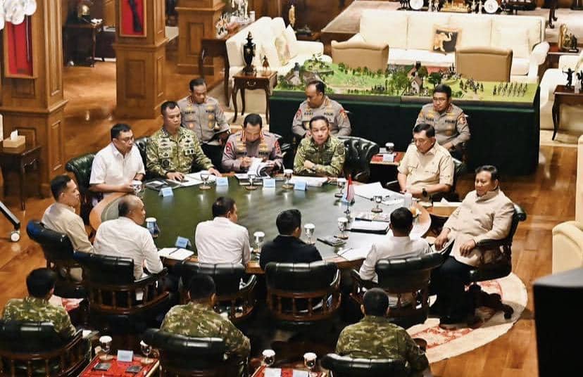 Prabowo Terima Panglima TNI-Kapolri, Bahas Karhutla Sumatra dan Kalimantan