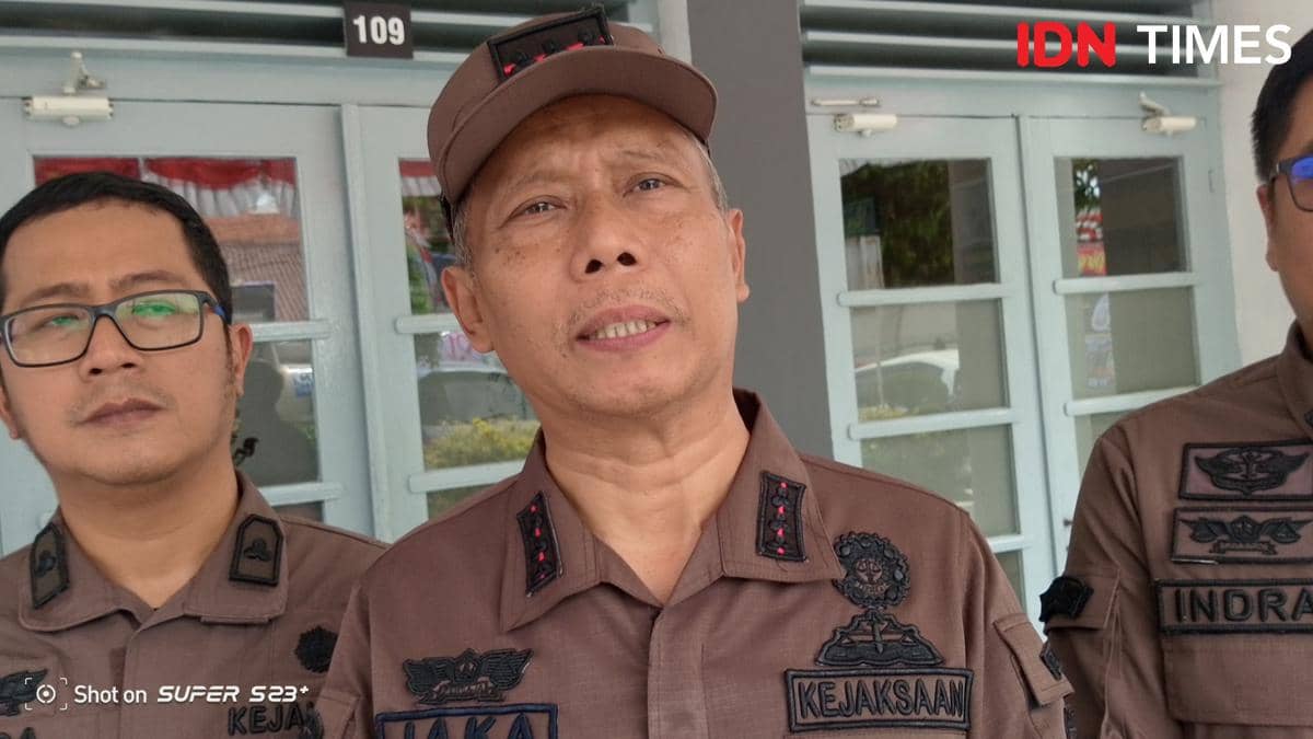 Kajari Purwokerto Slamet Jaka Mulyana berdiri di tengah saat menyampaikan pentingnya empati bagi para jaksa.