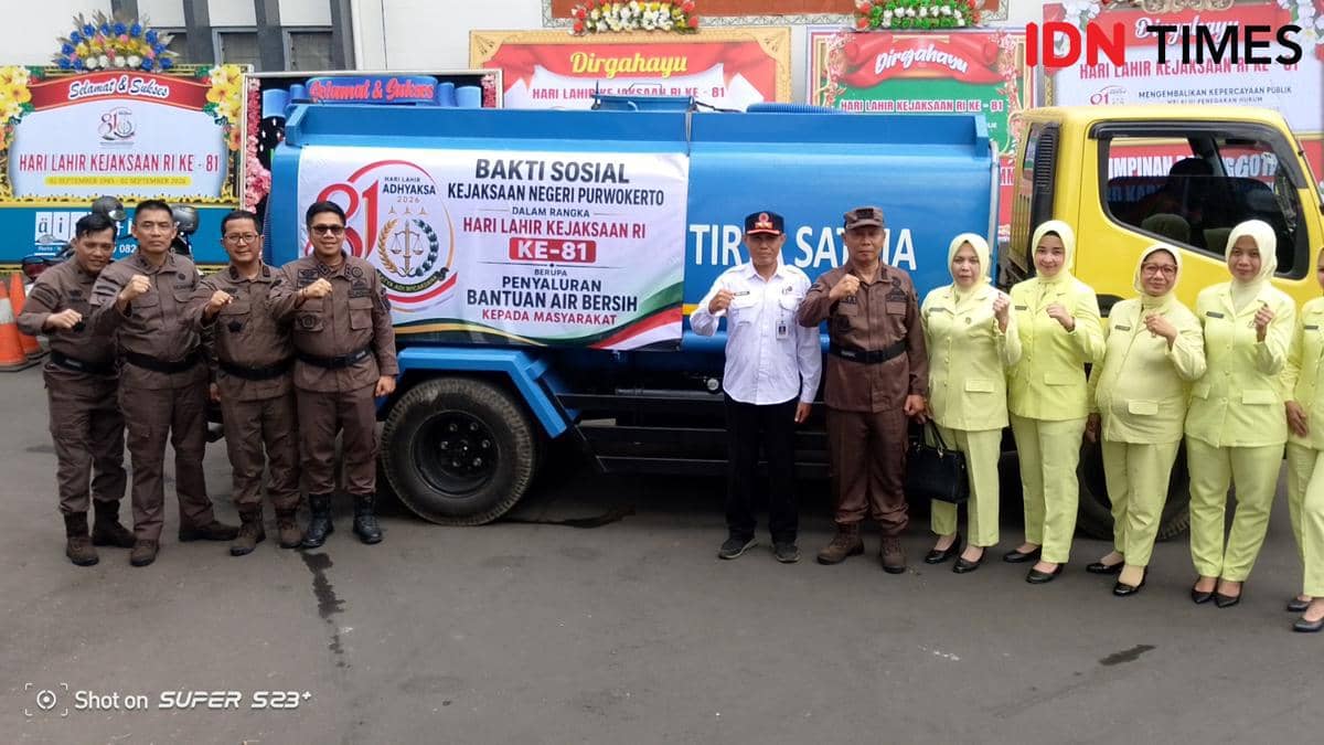 Petugas Kejari Purwokerto, Perumdam, dan BPBD menyalurkan 5.000 liter air bersih ke satu desa saat bakti sosial.