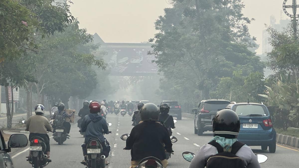 Ilustrasi kabut asap tebal yang menggambarkan pencemaran udara serta kondisi jarak pandang yang terbatas di lingkungan.