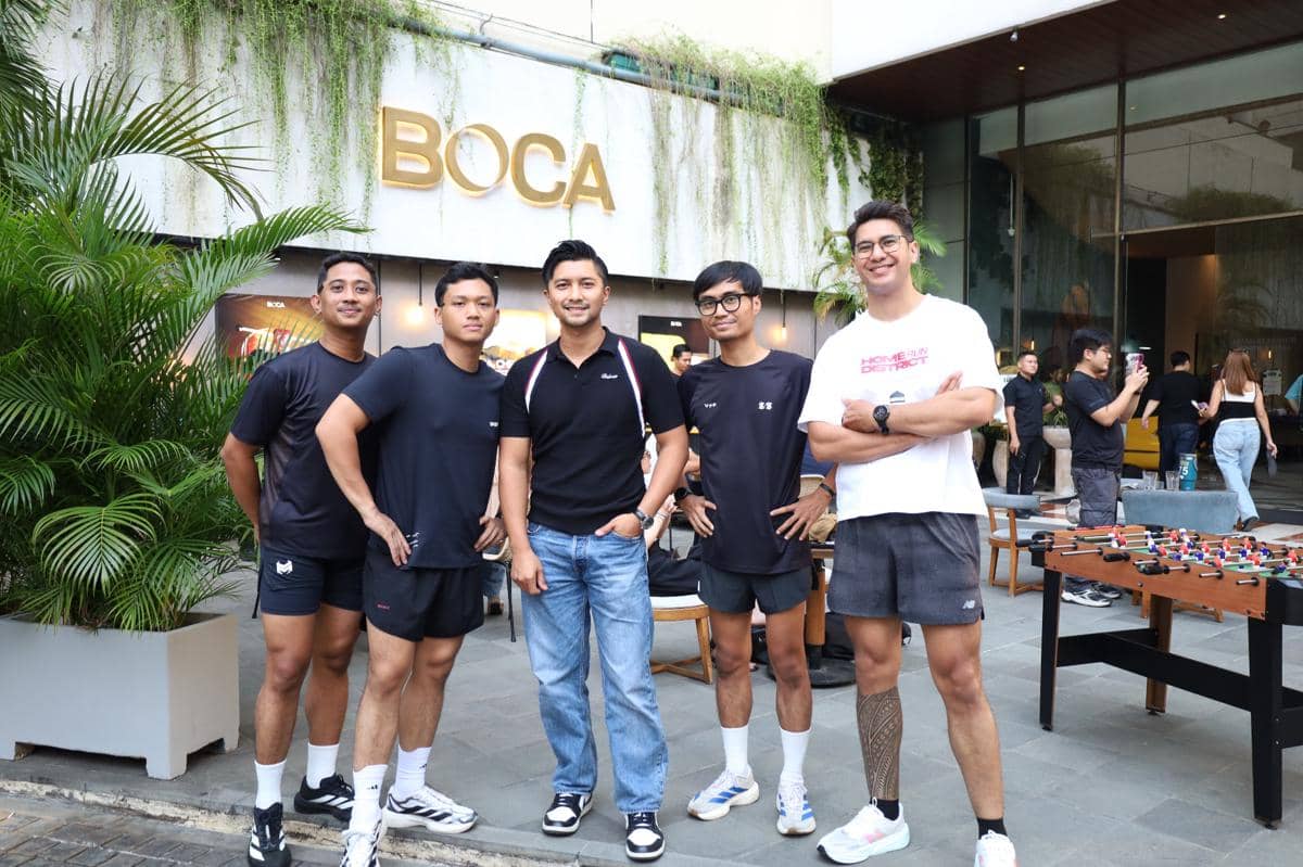 Area BOCA di lobi Mangkuluhur ARTOTEL Suites Jakarta dipenuhi stan barang preloved dalam ajang BOCA Lapak yang meriah.