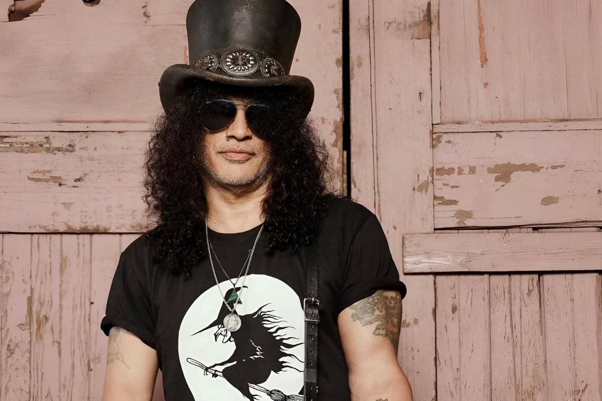 5 Band yang Ternyata Gak Disukai Slash, Gitaris Guns N’ Roses