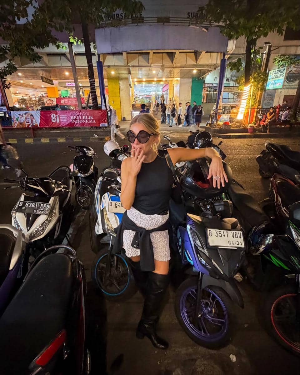 Potret Astrid S saat berjalan-jalan di Jakarta yang dibagikan melalui unggahan akun Instagram pribadinya.