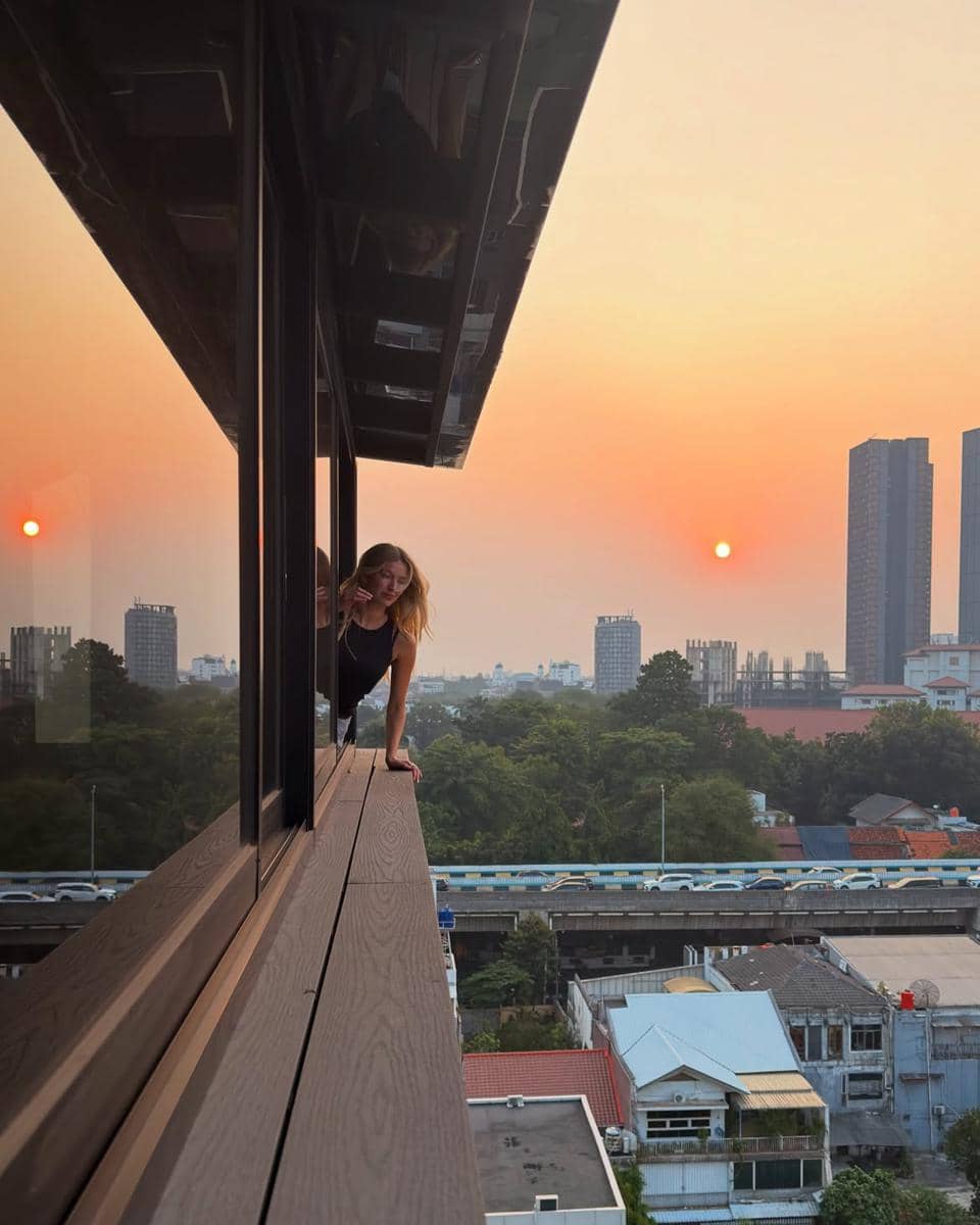 Potret Astrid S saat jalan-jalan di Jakarta, mengenakan busana kasual dan berpose di kawasan perkotaan.