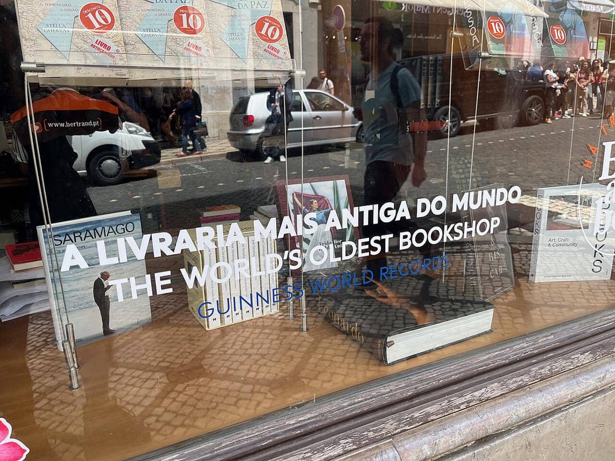 Bagian depan Livraria Bertrand di Lisbon, Portugal, yang diakui oleh Guinness World Records sebagai toko buku tertua di dunia yang masih beroperasi.