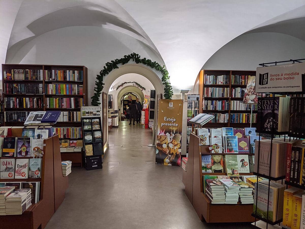 Toko buku bersejarah Livraria Bertrand yang terletak di distrik Chiado, Lisbon, Portugal.