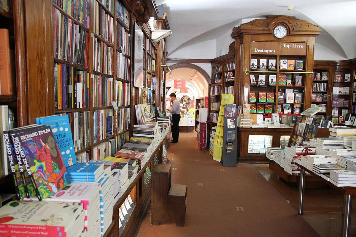 Toko buku bersejarah Livraria Bertrand yang terletak di distrik Chiado, Lisbon, Portugal.
