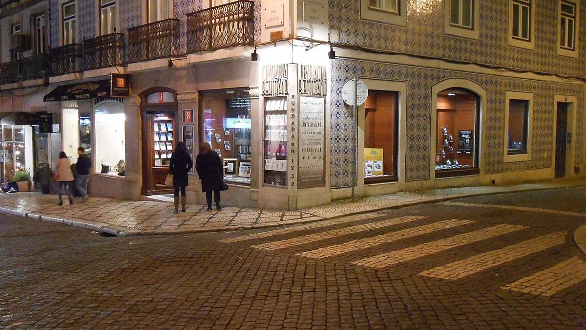 Toko buku bersejarah Livraria Bertrand yang terletak di distrik Chiado, Lisbon, Portugal.