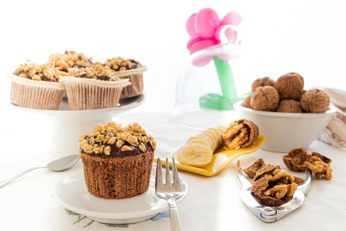 Ilustrasi chocolate banana bran muffin berwarna cokelat dengan tekstur remah, perpaduan cokelat, pisang, dan bran.
