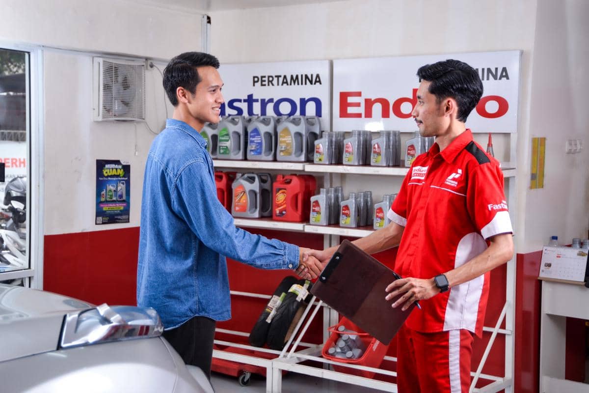 Mekanik Enduro Service di SPBU Pertamina menyerahkan sepeda motor usai servis kepada konsumen dengan oli sesuai spesifikasi mesin.