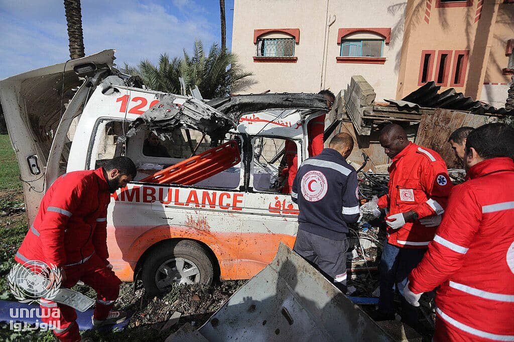 Petugas periksa ambulans hancur di Deir el-Balah