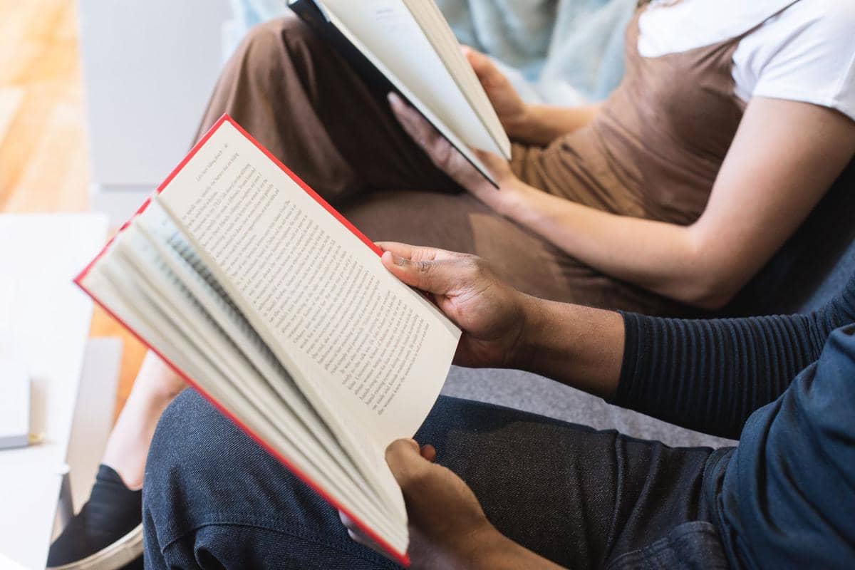 sekelompok orang membaca buku bersama